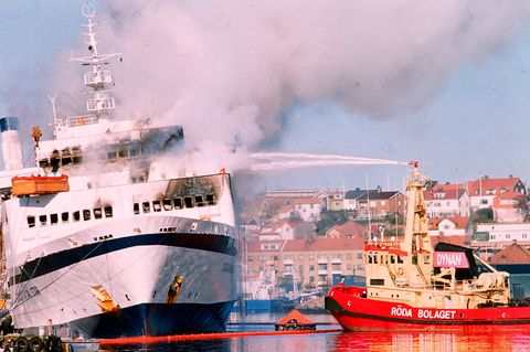 Feuerwehrleute versuchen die Fähre "Scandinavian Star" zu löschen
