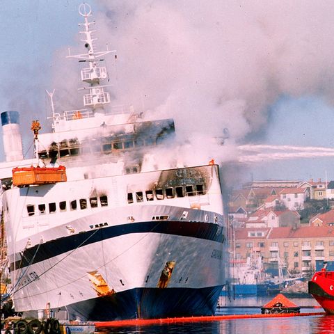 Feuerwehrleute versuchen die Fähre "Scandinavian Star" zu löschen
