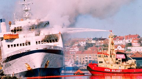 Feuerwehrleute versuchen die Fähre "Scandinavian Star" zu löschen