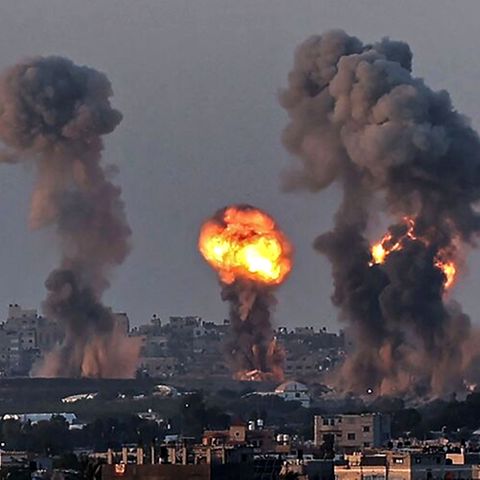 Während eines israelischen Luftangriffs am 12. Mai steigen Rauch und ein Feuerball über Khan Yunis im südlichen Gazastreifen auf