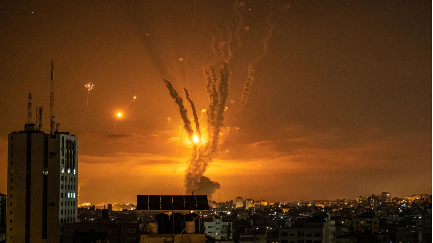 Raketen in Richtung Israel und die israelische Raketenabwehr hinterlassen Streifen am Himmel über Gaza-Stadt