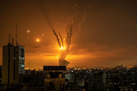 Raketen in Richtung Israel und die israelische Raketenabwehr hinterlassen Streifen am Himmel über Gaza-Stadt