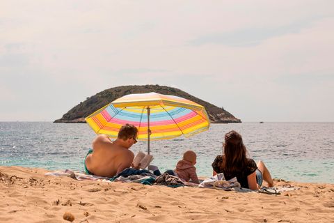 Familie am Strand von Palma de Mallorca