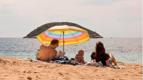 Familie am Strand von Palma de Mallorca
