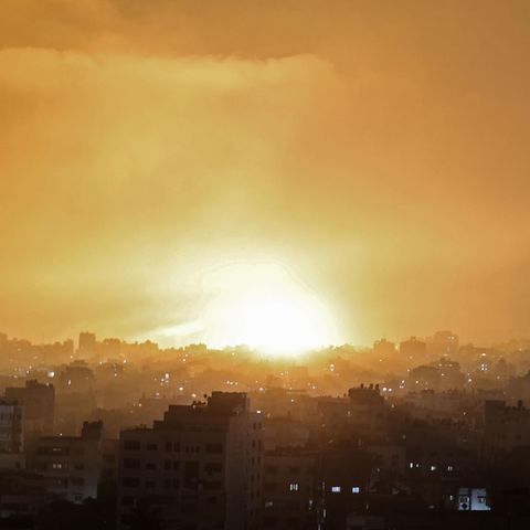 Eine Explosion erhellt den Himmel nach einem israelischen Luftangriff auf Beit Lahia im nördlichen Gazastreifen