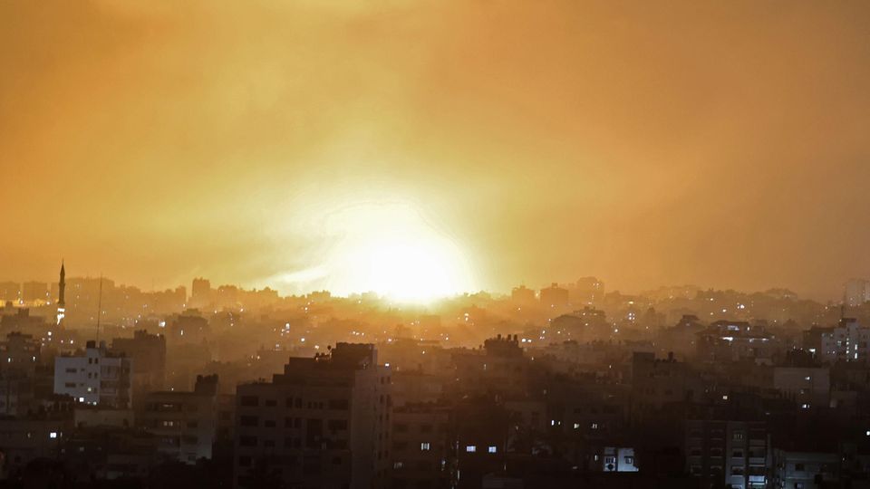 Eine Explosion erhellt den Himmel nach einem israelischen Luftangriff auf Beit Lahia im nördlichen Gazastreifen