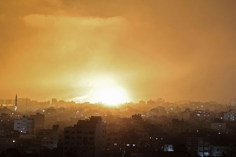 Eine Explosion erhellt den Himmel nach einem israelischen Luftangriff auf Beit Lahia im nördlichen Gazastreifen