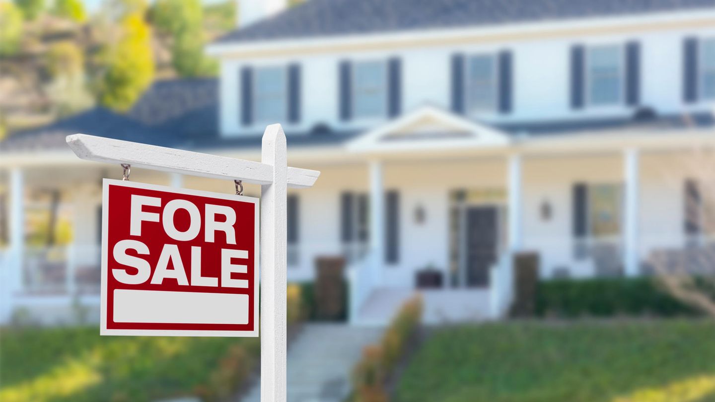 "For Sale"-Schild vor einem Haus