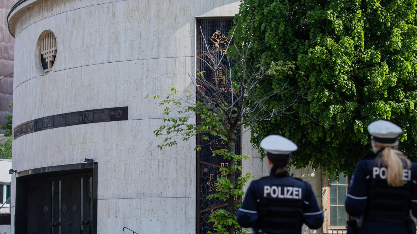 Nordrhein-Westfalen, Düsseldorf: Zwei Polizistinnen stehen vor der Neuen Synagoge