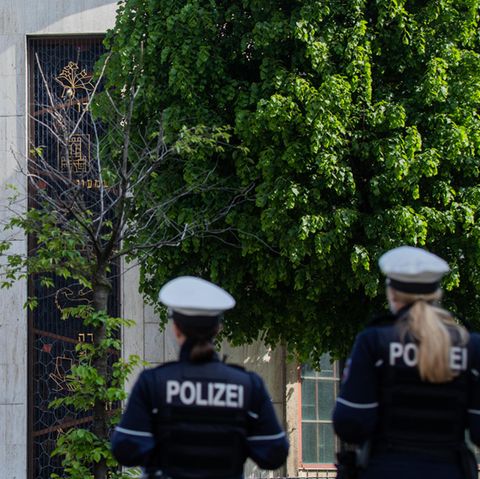 Nordrhein-Westfalen, Düsseldorf: Zwei Polizistinnen stehen vor der Neuen Synagoge