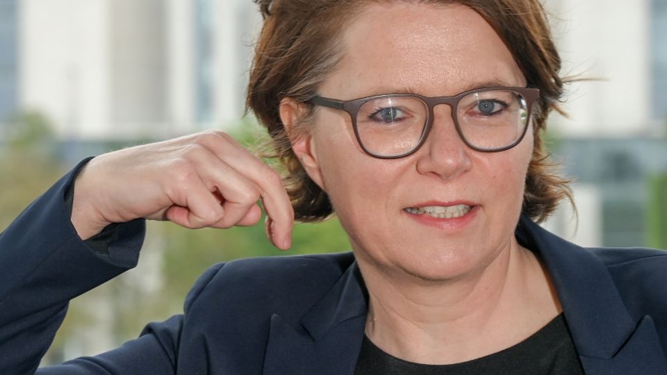 Katja Fischer, Gebärdendolmetscherin, zeigt, wie der Name von Kanzlerkandidatin Annalena Baerbock dargestellt werden kann Katja Fischer, Gebärdendolmetscherin, zeigt, wie der Name von Kanzlerkandidatin Annalena Baerbock dargestellt werden kann