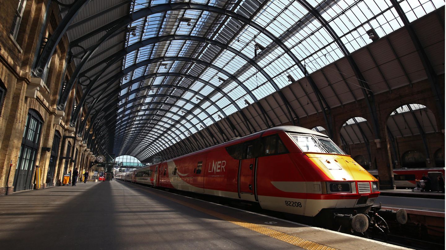Ein Zug der Londoner Zuggesellschaft LNER steht in einem Bahnhof am Gleis