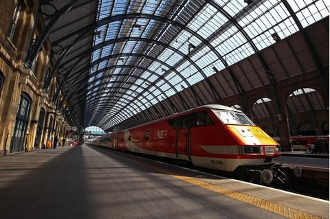 Ein Zug der Londoner Zuggesellschaft LNER steht in einem Bahnhof am Gleis