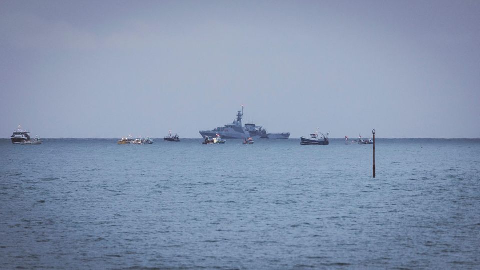 Französische Fischer, die über den Verlust des Zugangs zu den Gewässern vor ihrer Küste verärgert sind, haben ihre Boote aus Protest vor der englischen Kanalinsel Jersey versammelt