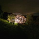 Hüttwilen, Turgau: Himmelbett: Thurgauer Bubble-Hotel beim Hagschnurer  Dieses Bett steht zwischen Gärten, Obsthainen und Weinbergen hoch über dem See und unter dem weiten Himmelszelt. Tagsüber geht der Blick bis zum Säntis, dem dominanten Berg der Region. Thurgau Tourismus hat weitere Bubble Hotels auch in Altnau und Ittligen ins Leben gerufen.