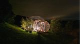 Hüttwilen, Turgau: Himmelbett: Thurgauer Bubble-Hotel beim Hagschnurer  Dieses Bett steht zwischen Gärten, Obsthainen und Weinbergen hoch über dem See und unter dem weiten Himmelszelt. Tagsüber geht der Blick bis zum Säntis, dem dominanten Berg der Region. Thurgau Tourismus hat weitere Bubble Hotels auch in Altnau und Ittligen ins Leben gerufen.