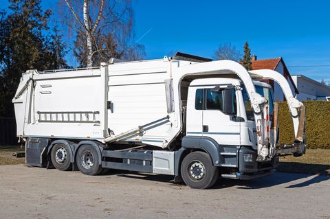 In vielen Müllwagen befindet sich eine Müllpresse im hinteren Teil des Fahrzeugs
