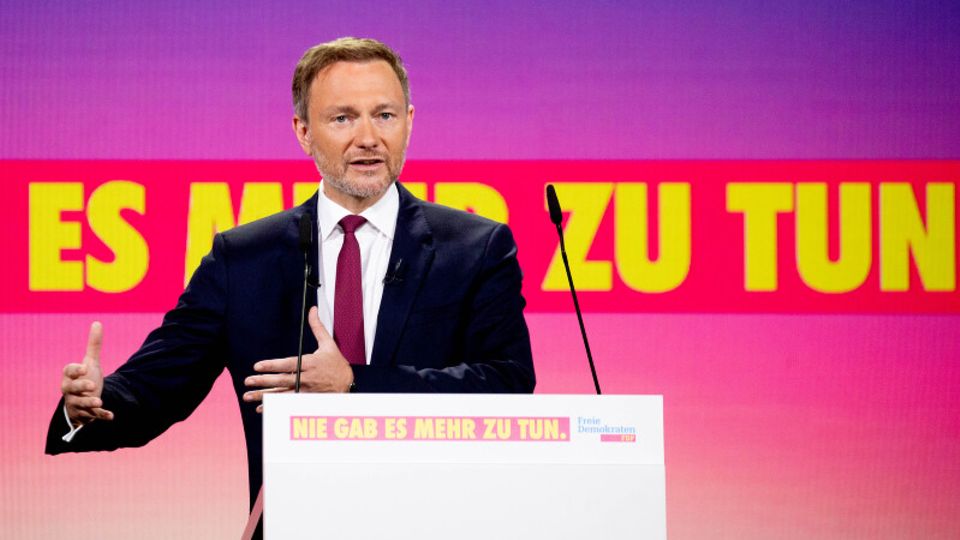 Christian Lindner spricht auf dem digitalen Parteitag der FDP und hebt die Hände