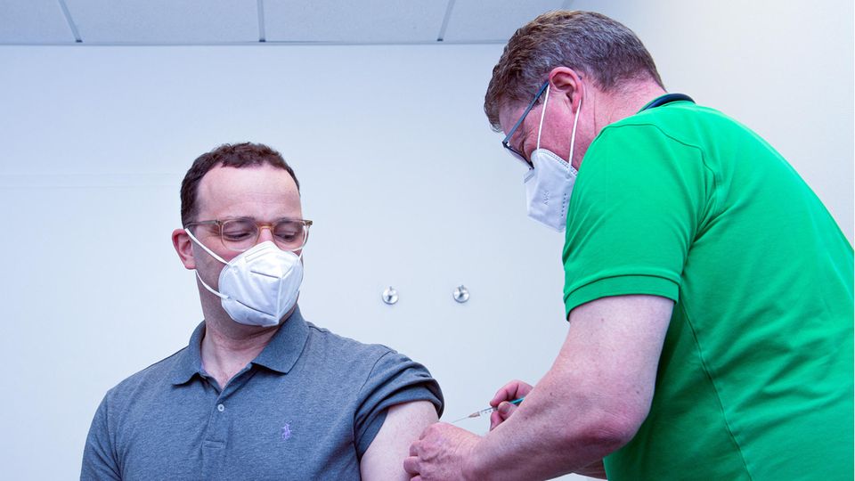 Jens Spahn (l. ,CDU), Bundesminister für Gesundheit wird gegen das Coronavirus geimpft