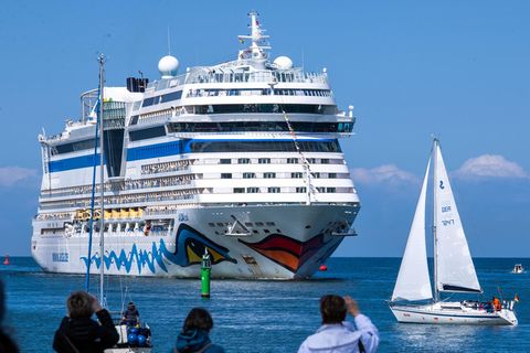 Das Kreuzfahrtschiff "Aida Sol" beim Einlaufen in Warnemünde