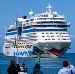 Das Kreuzfahrtschiff "Aida Sol" beim Einlaufen in Warnemünde