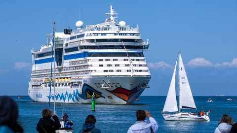 Das Kreuzfahrtschiff "Aida Sol" beim Einlaufen in Warnemünde