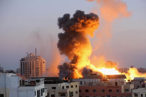 Rauchschwaden steigen nach einem israelischen Luftangriff auf Gaza-Stadt in den Himmel