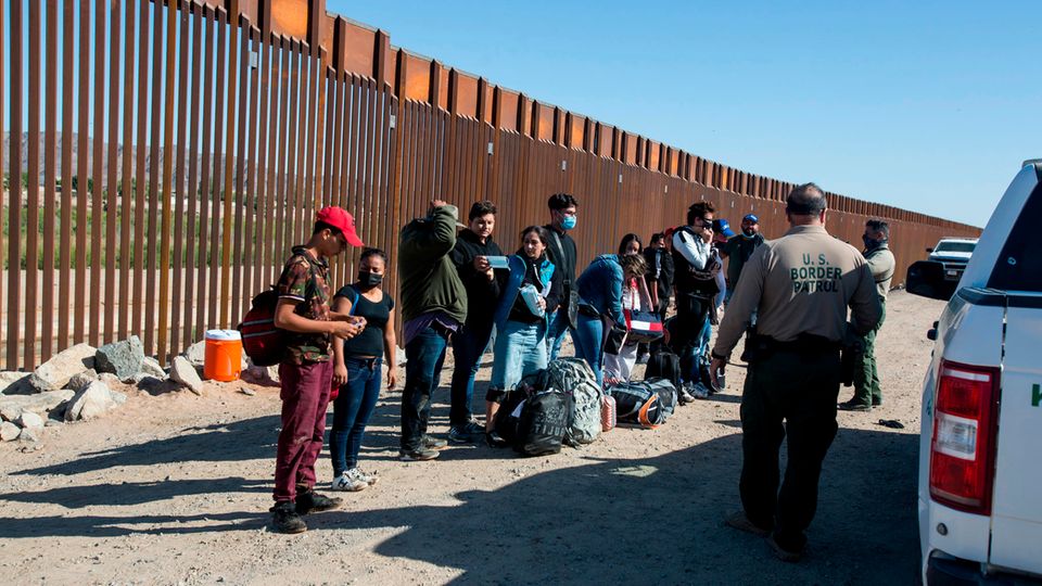 Mauer Mexiko Migranten aus Kolumbien warten auf die Beamten der Grenzkontrolle