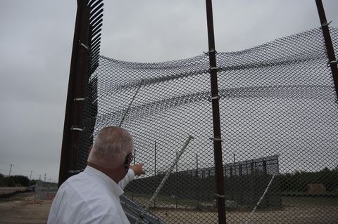 Der Sheriff des Val Verde Countys in Texas, Joe Frank Martínez, vor einem Zaunelement in Del Rio.