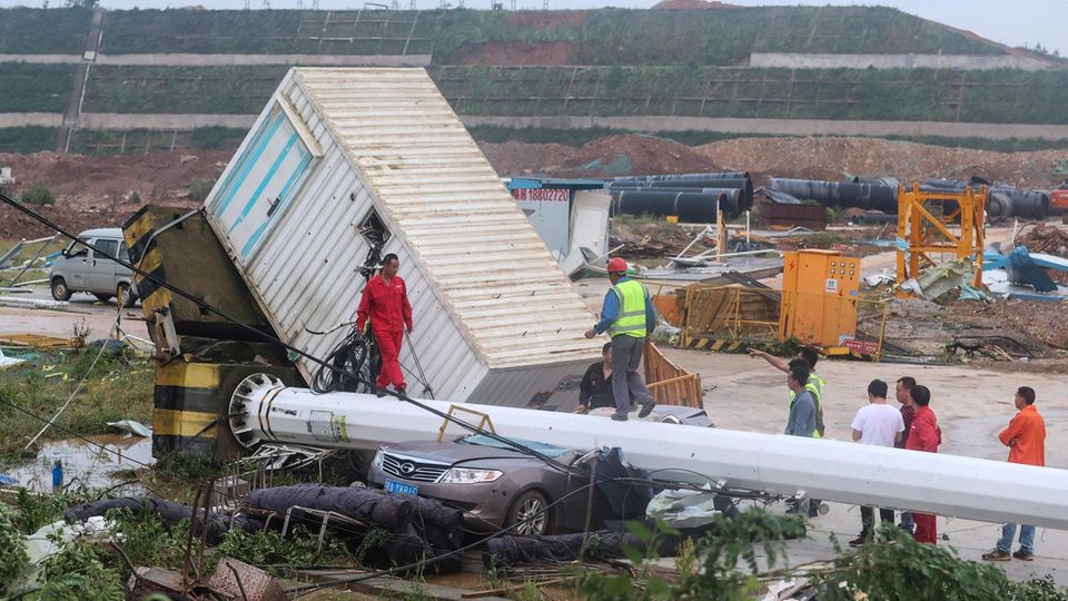 Nach dem Tornado zeichnet sich in Wuhan in Chinas zentraler Provinz Hubei ein Bild der Verwüstung ab