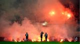 15. Mai 2012: Tiefpunkt aller Bundesliga-Relegationen  Bei diesen Szenen werden wohl nur die hartgesottensten Bengalo-Fans Gänsehaut bekommen: Eine Tribüne, die vollständig in Rauch gehüllt ist, Dutzende orangefarbene Feuer glimmen. Überall explodieren Knallkörper, auf dem Platz brennen die Hülsen der weggeworfenen Pyros aus und inmitten dieses Infernos stehen die Spieler von Hertha BSC Berlin – und versuchen verzweifelt, ihre durchdrehenden Fans zu beruhigen. Der 15. Mai 2012 war ein schwarzer Tag in der jüngeren Geschichte des deutschen Fußballs.  An diesem Dienstag wollten die Hauptstädter im Relegationsrückspiel gegen Fortuna Düsseldorf den Abstieg in die Zweite Liga verhindern. Anfang der zweiten Halbzeit begannen erst die Hertha-Fans, bengalische Feuer abzubrennen, dann die Düsseldorfer. Die Lage eskalierte, mehrmals stand die Partie vor dem Abbruch. Weil einige Fortuna-Fans einen Schiedsrichterpfiff für den Schlusspfiff gehalten hatten, stürmten sie kurz vor dem offiziellen Ende den Platz, manche schnitten Rasenstücke heraus.  Folgen des Skandalspiels: Hertha BSC protestierte erfolglos gegen die Wertung der Partie, Schiedsrichter Wolfgang Starck hatte einen Spieler angezeigt, die Vereine wurden zu Geldstrafen und Geisterspielen verurteilt, und der Fan, der den Elfmeterpunkt gestohlen hatte, versuchte das Stück Rasen auf Facebook zu verkaufen.