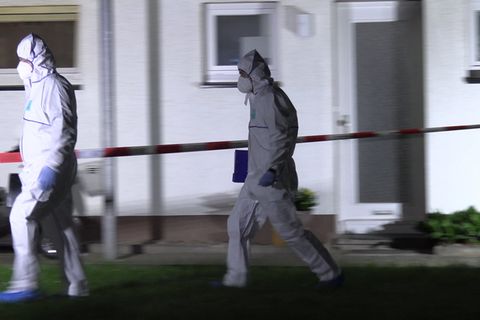 Beamte in Schutzanzügen am Tatort in Bad Essen