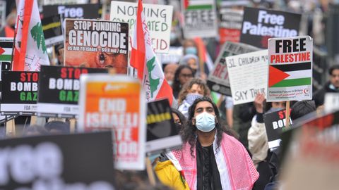 Weltweite Demonstrationen gegen das Vorgehen Israels mit Schildern wie "Freiheit für Palästina"