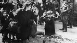 16. Mai 1942: Die Deutschen schlagen den Aufstand im Warschauer Ghetto nieder  Nach 27 Tagen endete ein ungleicher Kampf. Aber er endete nicht so, wie es die Aufständischen sich erhofft hatten. Am 16. Mai 1943 meldete SS-Befehlshaber Jürgen Stropp nach Berlin, dass der Aufstand im Warschauer Ghetto beendet sei. Um die Rebellion in dem Sammellager mitten im Zentrum der polnischen Hauptstadt niederzuschlagen, brannten die deutschen Besatzer das Viertel in der Nähe des Hauptbahnhof nieder, am Abend des 16. Mai ließ Stropp die große Synagoge sprengen. Schätzungsweise 12.000 Menschen starben durch die Kämpfe.  Das berühmte Bild des verängstigten kleinen Jungen wurde bei einem Abtransport von Juden aus dem Warschauer Ghetto im November 1942 aufgenommen. Nahezu alle der insgesamt bis zu 70.000 Ghetto-"Bewohner" wurden in Konzentrationslager gebracht.
