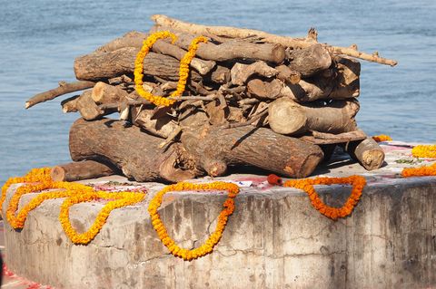 Ein Scheiterhaufen in Indien zur Einäscherung von Toten