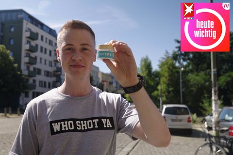 Der Youtuber Marvin Wildhage mit seinem erfundenen Beauty-Produkt