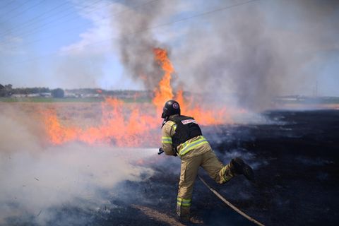 Ein israelischer Feuerwehrmann in Sderot versucht ein Feuer zu löschen