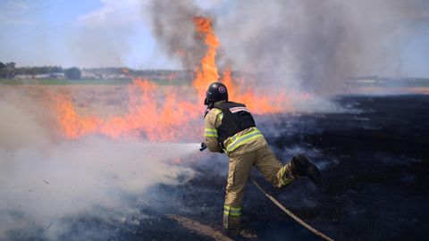Ein israelischer Feuerwehrmann in Sderot versucht ein Feuer zu löschen