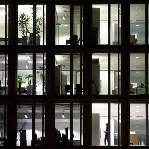 Licht leuchtet in einem Bürogebäude