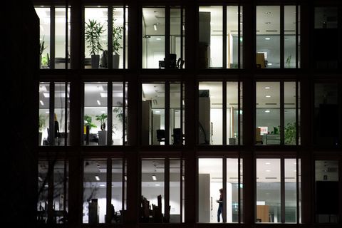 Licht leuchtet in einem Bürogebäude