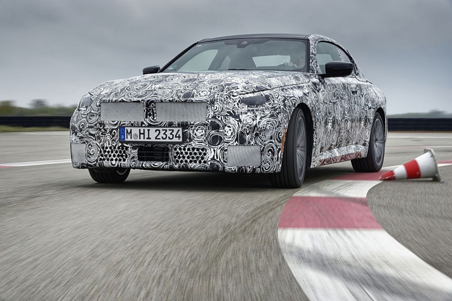 Der BMW 230i ist leichtfüßiger als der BMW M240i xDrive