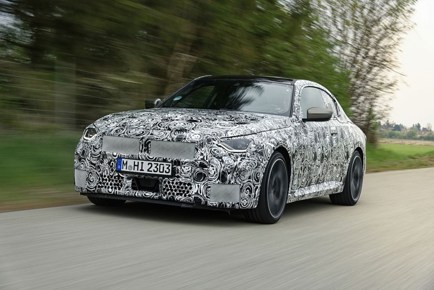 Unter der Tarnfolie sind die breiteren Radhäuser zu erkennen