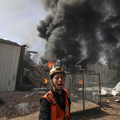 Ein Feuerwehrmann vor einem von israelischen Bomben zerstörten Werksgebäude in Jabalia, einem Ort im nördlichen Gazastreifen