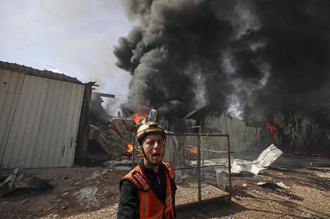Ein Feuerwehrmann vor einem von israelischen Bomben zerstörten Werksgebäude in Jabalia, einem Ort im nördlichen Gazastreifen