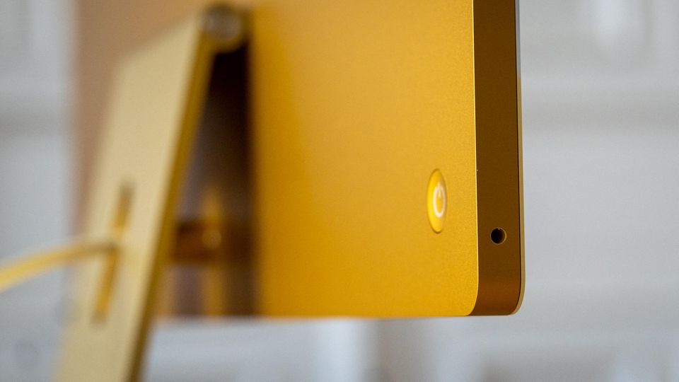 Die Kopfhörerbuchse verbirgt sich unscheinbar im Gehäuserand, direkt neben dem An/Aus-Schalter.