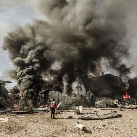 Mitglieder der palästinensischen Zivilverteidigung versuchen, das Feuer in einer Schaumstofffabrik zu löschen