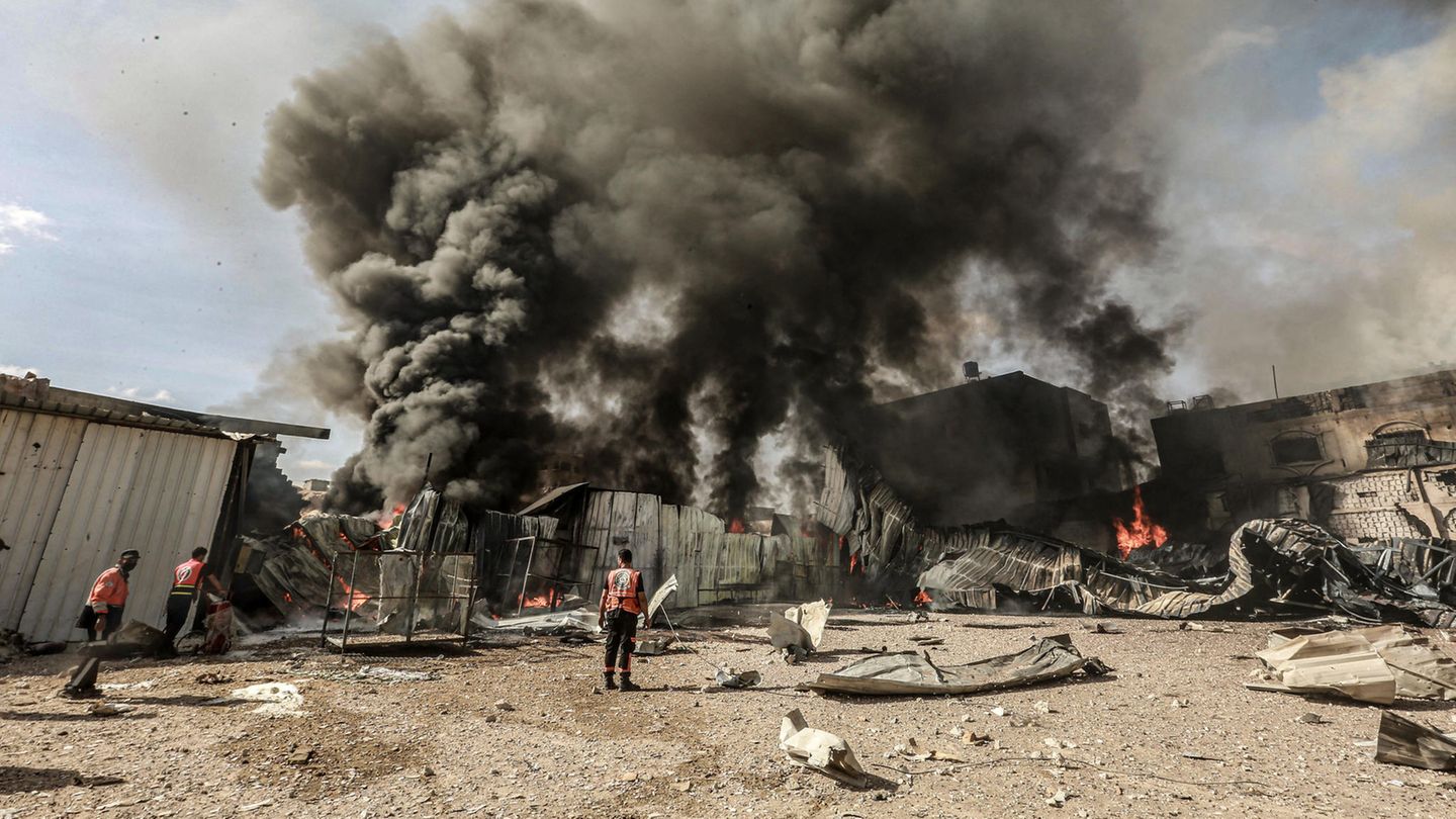 Mitglieder der palästinensischen Zivilverteidigung versuchen, das Feuer in einer Schaumstofffabrik zu löschen