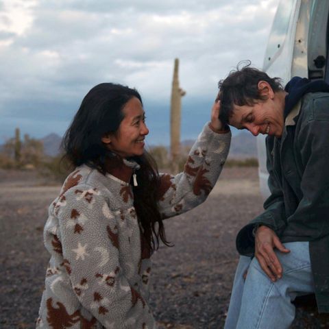 Chloé Zhao und Hauptdarstellerin Frances McDormand am Filmset von "Nomadland"