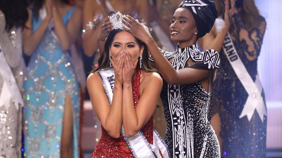 Miss Universe: Eine glückliche Miss Universe: die 26-jährige Mexikanerin Andrea Meza bekommt bei dem Schönheitswettbewerb in Florida die Krone aufgesetzt. Eine glückliche Miss Universe: die 26-jährige Mexikanerin Andrea Meza bekommt bei dem Schönheitswettbewerb in Florida die Krone aufgesetzt.