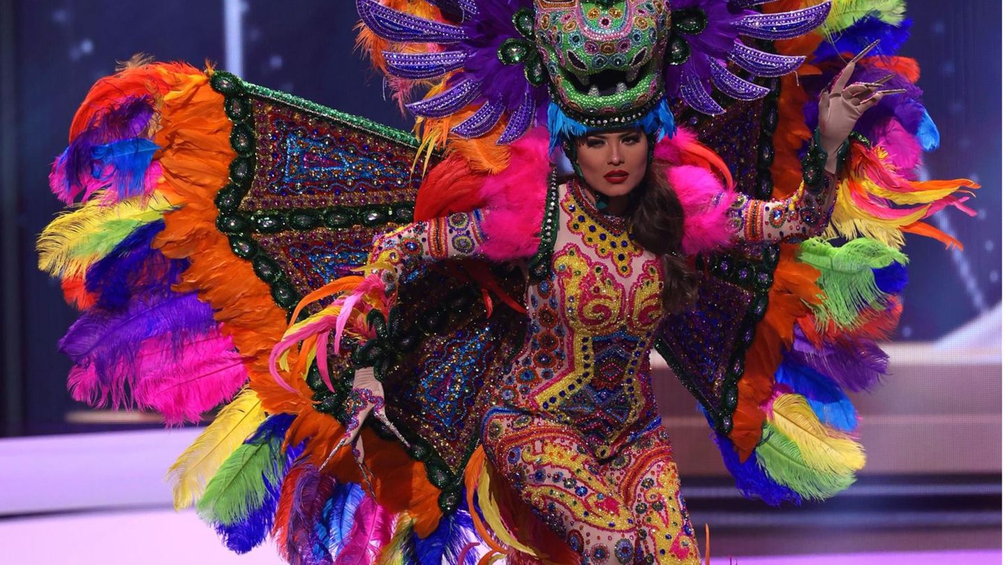 Die spätere Siegerin Andrea Meza entschied sich für ein buntes Outfit.